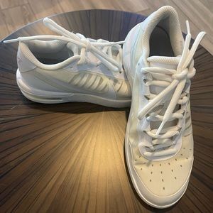 Nike White women's size 7 tennis court shoes.